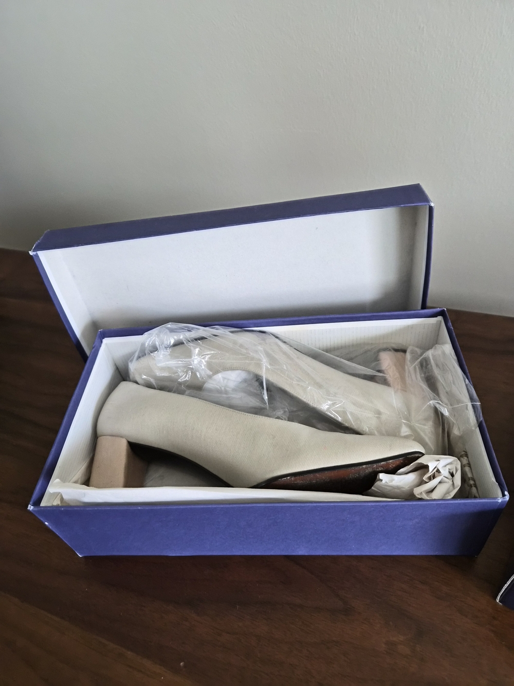 Stuart Weitzman - Picture 2 of 11